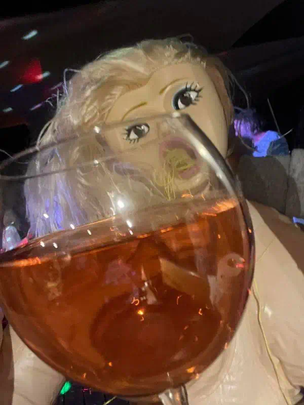 Brandi szexbaba egy buliban